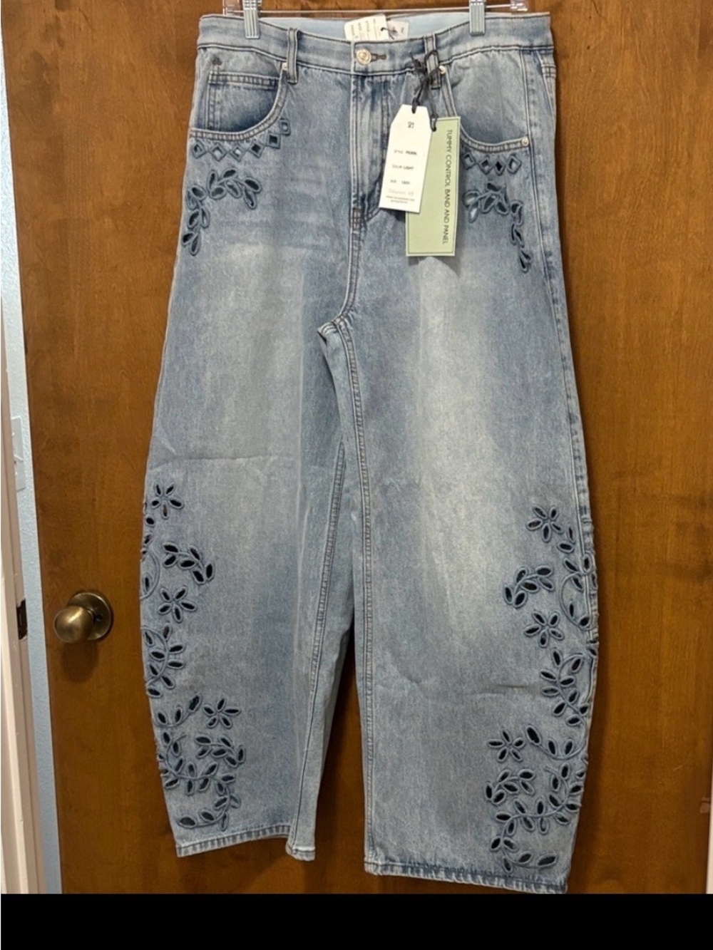 New Saige Embroidered  Eyelet cutoffs Light Wash Barrel  Leg Jeans 13/30